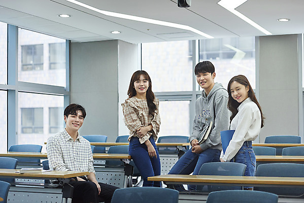 포토 JPG 여자 남자 대학생 의자 학교 협력 대학생라이프 실내 사람 앉기 여러명 상반신 20대 성인 옆모습 책 청춘 한국인 강의실 책상 열정 과제 걸터앉기 성인만 조별과제 국내포토 학생 라이프스타일 교육 감정 뷰포인트 가구 다수 컨셉 모션 동양인 청년 내부 공간 파일형식