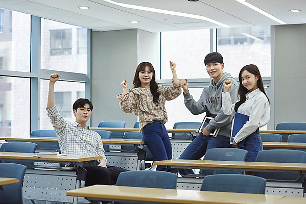 포토 JPG 여자 남자 대학생 의자 학교 협력 대학생라이프 실내 사람 앉기 여러명 상반신 20대 성인 옆모습 책 청춘 파이팅 한국인 강의실 책상 열정 과제 걸터앉기 성인만 조별과제 국내포토 학생 라이프스타일 교육 감정 뷰포인트 가구 다수 컨셉 모션 동양인 청년 내부 공간 파일형식