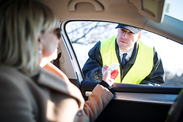 포토 JPG 서양인 외국인 여자 남자 중년 50대 교통 서기 사람 앉기 상반신 20대 성인 야외 두명 앞모습 옆모습 교통안전 체코 차안 면허증 법규 운전면허증 국내포토 유럽 뷰포인트 모션 안전 인종 청년 면허 증명서 파일형식
