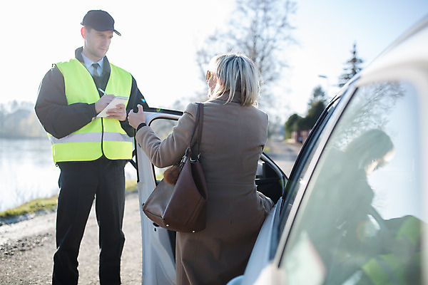 포토 JPG 서양인 외국인 여자 남자 중년 50대 교통 서기 사람 상반신 20대 성인 야외 두명 앞모습 뒷모습 교통안전 체코 면허증 법규 국내포토 유럽 뷰포인트 모션 안전 인종 청년 면허 증명서 파일형식
