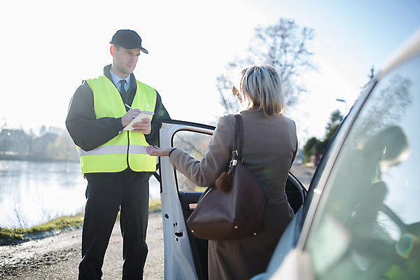 포토 JPG 서양인 외국인 여자 남자 중년 50대 교통 서기 사람 상반신 20대 성인 야외 두명 앞모습 뒷모습 교통안전 체코 면허증 법규 국내포토 유럽 뷰포인트 모션 안전 인종 청년 면허 증명서 파일형식