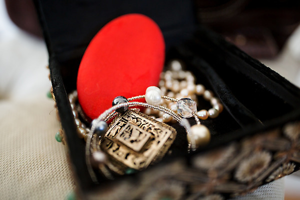 포토 JPG 목걸이 팔찌 실내 사람없음 범죄 도둑 체코 브로치 귀중품 국내포토 유럽 장신구 내부 범죄인 오브젝트 파일형식