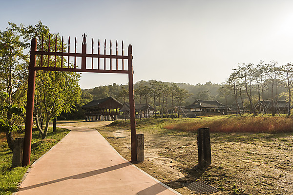 포토 JPG 주간 한국전통 여행 유적지 출입구 한옥 풍경 사람없음 야외 관광지 세계문화유산 문화재 가을 역사 한국사 논산 홍살문 돈암서원 하마비 국내포토 자연요소 전통 계절 고건축 한국 충청남도 비석 전통문 서원 파일형식