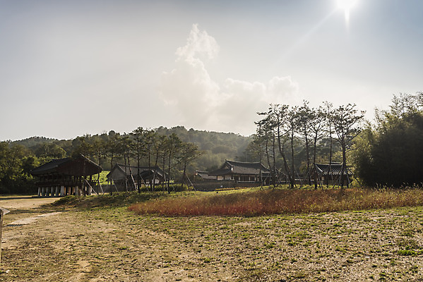 포토 JPG 주간 나무 구름 한국전통 여행 유적지 하늘 한옥 풍경 사람없음 야외 관광지 햇빛 세계문화유산 문화재 가을 역사 한국사 논산 돈암서원 국내포토 자연요소 식물 전통 계절 고건축 한국 태양 충청남도 서원 파일형식