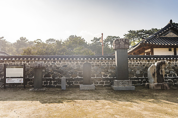 포토 JPG 주간 한국전통 여행 유적지 한옥 돌담 풍경 사람없음 야외 관광지 담장 세계문화유산 문화재 가을 역사 한국사 논산 돈암서원 이건비 국내포토 자연요소 전통 계절 고건축 한국 돌_바위 충청남도 비석 서원 파일형식
