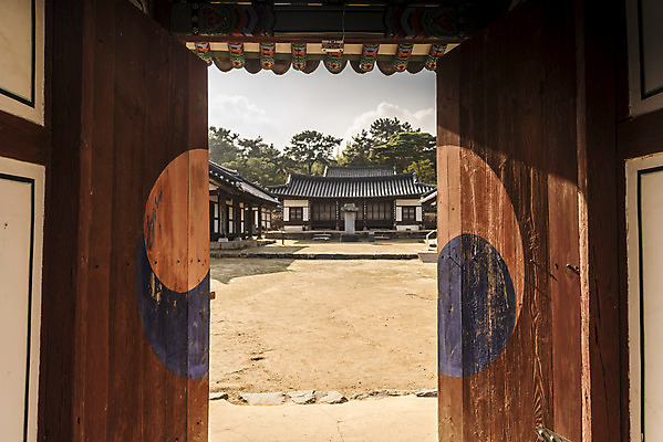 포토 JPG 주간 한국전통 여행 유적지 한옥 풍경 사람없음 야외 관광지 세계문화유산 문화재 가을 역사 한국사 태극 논산 돈암서원 입덕문 국내포토 자연요소 전통 문양 계절 고건축 한국 충청남도 전통문 서원 파일형식