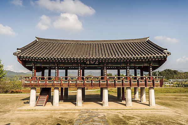 포토 JPG 주간 구름 한국전통 여행 유적지 하늘 한옥 풍경 사람없음 야외 관광지 세계문화유산 문화재 가을 역사 한국사 논산 돈암서원 산앙루 국내포토 자연요소 전통 계절 고건축 한국 충청남도 서원 파일형식