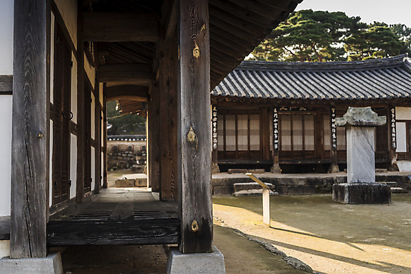포토 JPG 주간 한국전통 여행 유적지 한옥 풍경 사람없음 야외 관광지 세계문화유산 문화재 가을 역사 한국사 비석 논산 돈암서원 장판각 국내포토 자연요소 전통 계절 고건축 한국 충청남도 서원 파일형식