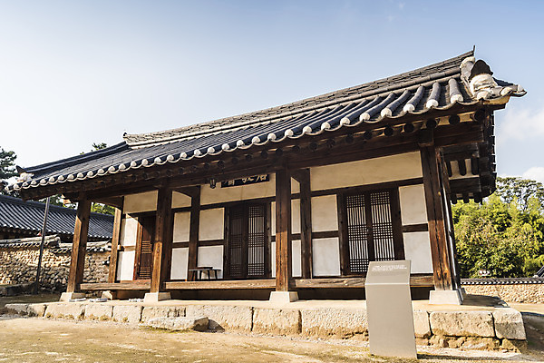 포토 JPG 주간 한국전통 여행 유적지 한옥 알림판 풍경 사람없음 야외 관광지 세계문화유산 문화재 가을 역사 한국사 논산 돈암서원 거경재 국내포토 자연요소 전통 계절 고건축 한국 충청남도 서원 파일형식