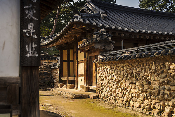 포토 JPG 주간 한국전통 여행 유적지 한옥 돌담 풍경 사람없음 야외 관광지 담장 세계문화유산 문화재 가을 역사 한국사 논산 돈암서원 국내포토 자연요소 전통 계절 고건축 한국 돌_바위 충청남도 서원 파일형식