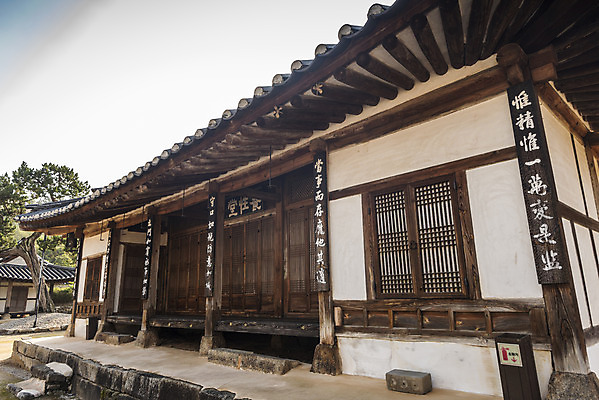 포토 JPG 주간 한국전통 여행 유적지 한옥 풍경 사람없음 야외 관광지 세계문화유산 문화재 가을 역사 한국사 논산 돈암서원 장판각 국내포토 자연요소 전통 계절 고건축 한국 충청남도 서원 파일형식