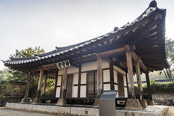 포토 JPG 주간 한국전통 여행 유적지 한옥 알림판 풍경 사람없음 야외 관광지 세계문화유산 문화재 가을 역사 한국사 논산 돈암서원 정회당 국내포토 자연요소 전통 계절 고건축 한국 충청남도 서원 파일형식