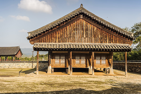 포토 JPG 주간 한국전통 여행 유적지 한옥 풍경 사람없음 야외 목재 관광지 세계문화유산 문화재 가을 역사 한국사 논산 돈암서원 응도당 국내포토 자연요소 나무 전통 계절 고건축 재료 한국 충청남도 서원 파일형식