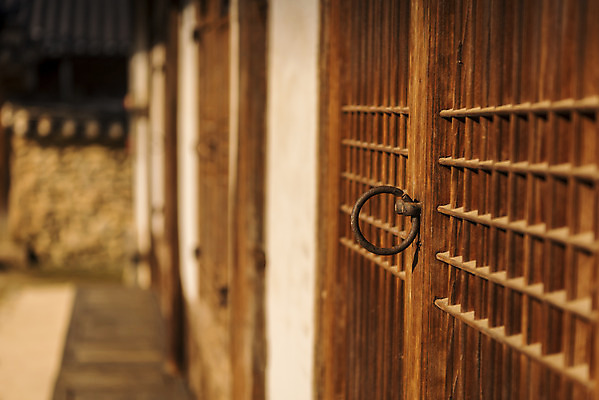 포토 JPG 주간 한국전통 여행 유적지 한옥 풍경 사람없음 야외 관광지 세계문화유산 문화재 가을 역사 한국사 문고리 논산 돈암서원 국내포토 자연요소 전통 계절 고건축 한국 문 충청남도 서원 파일형식