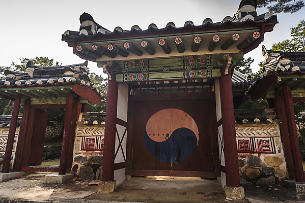 포토 JPG 주간 한국전통 여행 유적지 한옥 풍경 사람없음 야외 관광지 세계문화유산 문화재 가을 역사 한국사 태극 전통문 논산 돈암서원 꽃담 국내포토 자연요소 전통 문양 계절 고건축 한국 담장 문 충청남도 서원 파일형식