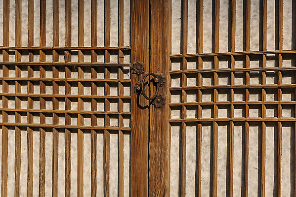 포토 JPG 주간 한국전통 여행 유적지 한옥 풍경 사람없음 야외 관광지 세계문화유산 문화재 가을 역사 한국사 전통문 문고리 논산 돈암서원 국내포토 자연요소 전통 계절 고건축 한국 문 충청남도 서원 파일형식