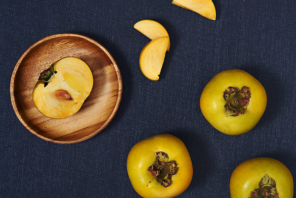 포토 JPG 스튜디오촬영 접시 조각 과일 자연 단면 실내 감 누끼 사람없음 농작물 하이앵글 여러개 신선 오브젝트 유기농 비타민 단감 플랫레이 슈퍼푸드 남색배경 국내포토 식기 웰빙 뷰포인트 다수 백그라운드 농업 내부 플랫 남색 생태계 건강식품 영양소 파일형식