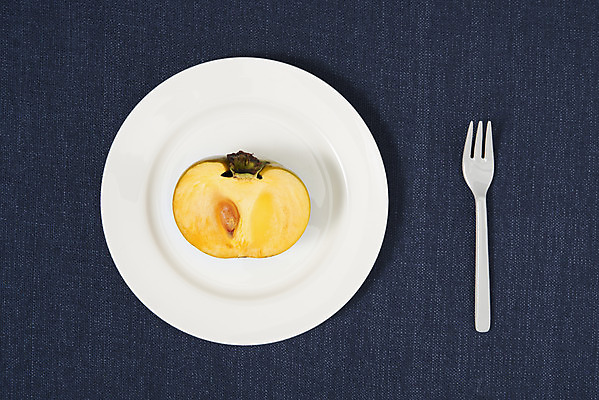 포토 JPG 스튜디오촬영 접시 포크 과일 자연 단면 실내 감 누끼 사람없음 농작물 하이앵글 한개 신선 오브젝트 유기농 비타민 단감 플랫레이 슈퍼푸드 남색배경 국내포토 1 식기 웰빙 뷰포인트 백그라운드 농업 내부 플랫 남색 생태계 건강식품 영양소 파일형식