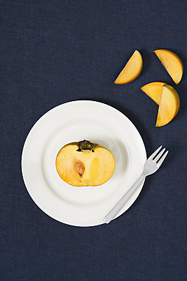 포토 JPG 스튜디오촬영 접시 조각 포크 과일 자연 단면 실내 감 누끼 사람없음 농작물 하이앵글 여러개 신선 오브젝트 유기농 비타민 단감 플랫레이 슈퍼푸드 남색배경 국내포토 식기 웰빙 뷰포인트 다수 백그라운드 농업 내부 플랫 남색 생태계 건강식품 영양소 파일형식