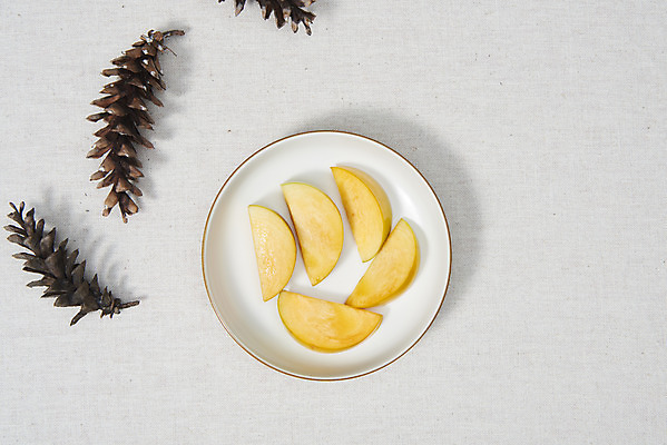 포토 JPG 스튜디오촬영 접시 조각 과일 자연 단면 실내 감 누끼 사람없음 농작물 하이앵글 여러개 신선 오브젝트 흰배경 유기농 솔방울 비타민 단감 플랫레이 슈퍼푸드 국내포토 식기 웰빙 뷰포인트 다수 백그라운드 농업 내부 흰색 플랫 생태계 건강식품 영양소 파일형식