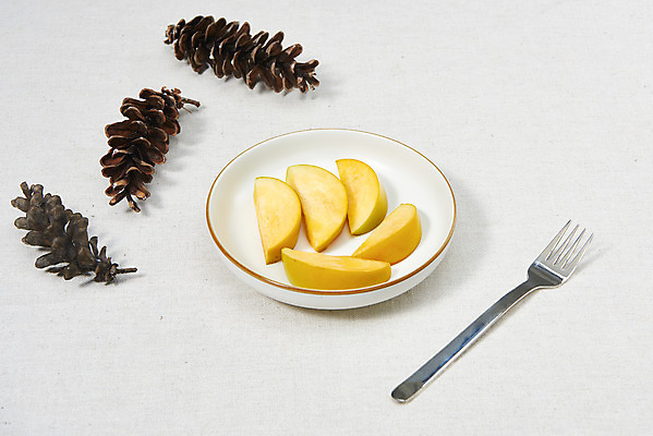 포토 JPG 스튜디오촬영 접시 조각 포크 과일 자연 단면 실내 감 누끼 사람없음 농작물 여러개 신선 오브젝트 흰배경 유기농 솔방울 비타민 단감 슈퍼푸드 국내포토 식기 웰빙 다수 백그라운드 농업 내부 흰색 생태계 건강식품 영양소 파일형식