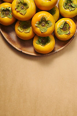 포토 JPG 스튜디오촬영 과일 자연 실내 감 누끼 사람없음 농작물 하이앵글 쌓기 여러개 신선 오브젝트 유기농 비타민 나무접시 단감 플랫레이 슈퍼푸드 갈색배경 국내포토 접시 웰빙 뷰포인트 다수 백그라운드 농업 모션 내부 갈색 플랫 생태계 건강식품 영양소 파일형식