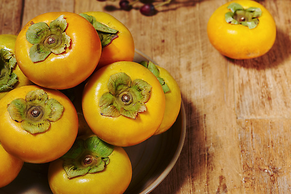 포토 JPG 스튜디오촬영 과일 자연 실내 감 누끼 사람없음 농작물 여러개 신선 오브젝트 유기농 비타민 나무접시 단감 슈퍼푸드 나무배경 국내포토 접시 웰빙 다수 백그라운드 농업 내부 생태계 건강식품 영양소 파일형식