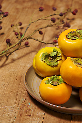 포토 JPG 스튜디오촬영 접시 열매 과일 자연 실내 감 누끼 사람없음 농작물 쌓기 여러개 나뭇가지 신선 오브젝트 유기농 비타민 나무접시 단감 슈퍼푸드 나무배경 국내포토 나무 식물 식기 웰빙 다수 백그라운드 농업 모션 내부 생태계 건강식품 영양소 파일형식