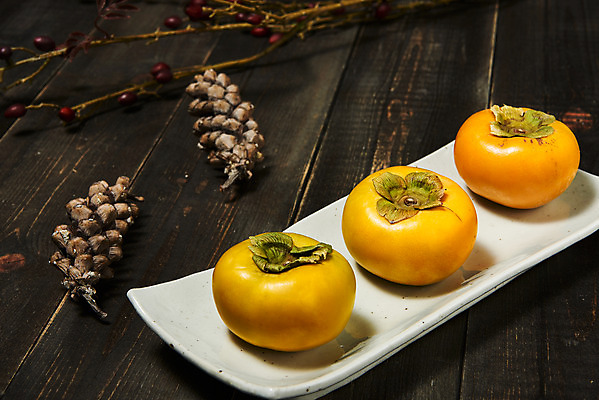 포토 JPG 스튜디오촬영 접시 과일 자연 실내 감 사람없음 농작물 신선 세개 오브젝트 유기농 솔방울 비타민 단감 슈퍼푸드 나무배경 국내포토 식기 웰빙 백그라운드 농업 3 내부 생태계 건강식품 영양소 파일형식