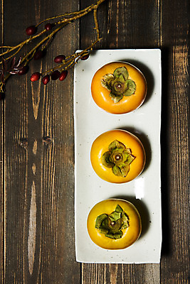 포토 JPG 스튜디오촬영 접시 열매 과일 자연 실내 감 사람없음 농작물 하이앵글 나뭇가지 신선 세개 오브젝트 유기농 비타민 단감 플랫레이 슈퍼푸드 나무배경 국내포토 나무 식물 식기 웰빙 뷰포인트 백그라운드 농업 3 내부 플랫 생태계 건강식품 영양소 파일형식