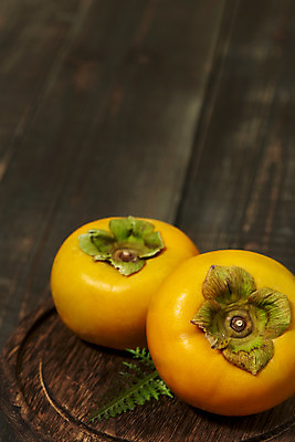 포토 JPG 스튜디오촬영 과일 자연 실내 감 사람없음 아웃포커스 농작물 두개 신선 오브젝트 유기농 비타민 단감 슈퍼푸드 나무배경 국내포토 웰빙 백그라운드 2 농업 촬영기법 내부 생태계 건강식품 영양소 파일형식