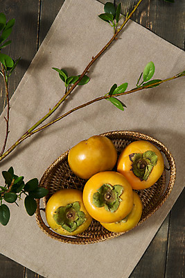 포토 JPG 스튜디오촬영 잎 과일 자연 실내 감 사람없음 농작물 여러개 나뭇가지 신선 오브젝트 유기농 비타민 단감 슈퍼푸드 라탄바구니 나무배경 국내포토 나무 식물 웰빙 다수 백그라운드 농업 내부 바구니 생태계 건강식품 영양소 파일형식