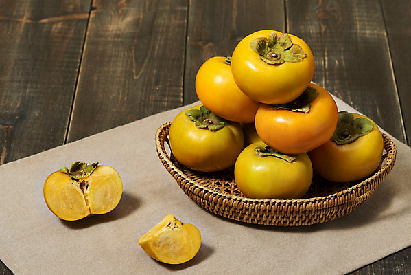 포토 JPG 스튜디오촬영 과일 자연 단면 실내 감 사람없음 농작물 쌓기 여러개 신선 오브젝트 유기농 비타민 단감 슈퍼푸드 라탄바구니 나무배경 국내포토 웰빙 다수 백그라운드 농업 모션 내부 바구니 생태계 건강식품 영양소 파일형식