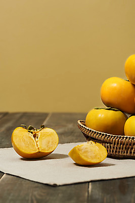 포토 JPG 스튜디오촬영 과일 자연 단면 실내 감 누끼 사람없음 농작물 여러개 신선 오브젝트 유기농 비타민 단감 슈퍼푸드 주황색배경 라탄바구니 국내포토 웰빙 다수 백그라운드 농업 내부 바구니 주황색 생태계 건강식품 영양소 파일형식