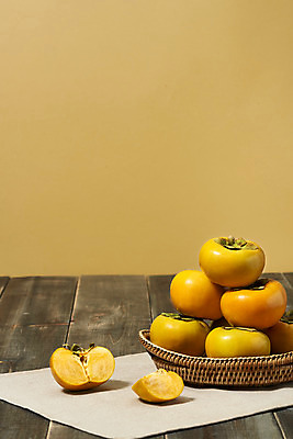 포토 JPG 스튜디오촬영 과일 자연 단면 실내 감 누끼 사람없음 농작물 여러개 신선 오브젝트 유기농 비타민 단감 슈퍼푸드 주황색배경 라탄바구니 국내포토 웰빙 다수 백그라운드 농업 내부 바구니 주황색 생태계 건강식품 영양소 파일형식