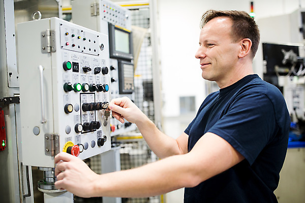 포토 JPG 서양인 외국인 남자 산업 40대 중년 공장 공업 열쇠 노동자 실내 한명 서기 미소 들기 사람 상반신 옆모습 잡기 업무 작업장 체코 중년남자한명만 자동차공장 국내포토 직업 1 유럽 뷰포인트 모션 표정 인종 성인 내부 작업 남자한명만 중년남자만 파일형식