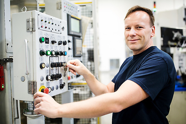 포토 JPG 서양인 외국인 남자 산업 40대 중년 공장 공업 열쇠 노동자 실내 한명 서기 미소 들기 사람 상반신 옆모습 잡기 업무 작업장 체코 중년남자한명만 자동차공장 국내포토 직업 1 유럽 뷰포인트 모션 표정 인종 성인 내부 작업 남자한명만 중년남자만 파일형식