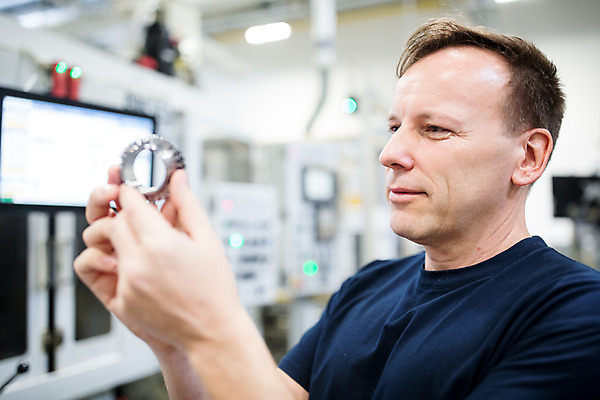 포토 JPG 서양인 외국인 응시 남자 산업 40대 중년 공장 공업 노동자 실내 한명 서기 들기 사람 상반신 옆모습 기계 업무 작업장 부속품 체코 중년남자한명만 자동차공장 국내포토 직업 1 시선 유럽 뷰포인트 모션 인종 성인 내부 작업 오브젝트 남자한명만 중년남자만 파일형식