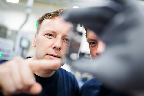 포토 JPG 서양인 외국인 응시 남자 산업 40대 중년 공장 공업 협력 노동자 실내 들기 사람 근접촬영 상반신 20대 성인 두명 앞모습 아웃포커스 가리킴 업무 작업장 동료 체코 전자부품 남자만 자동차공장 국내포토 직업 시선 유럽 뷰포인트 관계 모션 촬영기법 인종 손짓 청년 내부 작업 부속품 파일형식