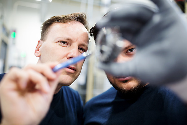 포토 JPG 서양인 외국인 응시 남자 산업 40대 중년 공장 공업 협력 노동자 실내 들기 사람 근접촬영 상반신 20대 성인 두명 앞모습 아웃포커스 펜 가리킴 업무 작업장 동료 체코 전자부품 남자만 자동차공장 국내포토 직업 시선 유럽 뷰포인트 관계 모션 촬영기법 인종 손짓 청년 내부 필기구 작업 부속품 파일형식