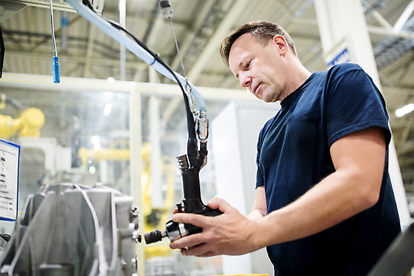 포토 JPG 서양인 외국인 응시 남자 산업 40대 중년 공장 공업 노동자 실내 한명 서기 들기 사람 상반신 옆모습 기계 작업 작업장 부속품 체코 차량부품 중년남자한명만 자동차공장 국내포토 직업 1 시선 유럽 뷰포인트 모션 인종 성인 내부 오브젝트 남자한명만 중년남자만 파일형식