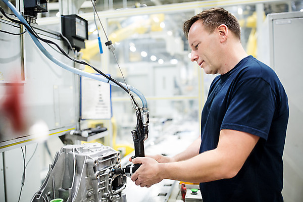 포토 JPG 서양인 외국인 응시 남자 산업 40대 중년 공장 공업 노동자 실내 한명 서기 들기 사람 상반신 옆모습 기계 작업 작업장 부속품 체코 차량부품 중년남자한명만 자동차공장 국내포토 직업 1 시선 유럽 뷰포인트 모션 인종 성인 내부 오브젝트 남자한명만 중년남자만 파일형식