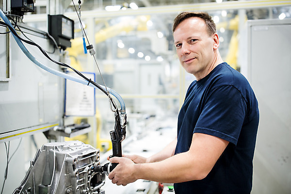 포토 JPG 서양인 외국인 응시 남자 산업 40대 중년 공장 공업 노동자 실내 한명 서기 들기 사람 상반신 옆모습 기계 작업 작업장 부속품 체코 차량부품 중년남자한명만 자동차공장 국내포토 직업 1 시선 유럽 뷰포인트 모션 인종 성인 내부 오브젝트 남자한명만 중년남자만 파일형식