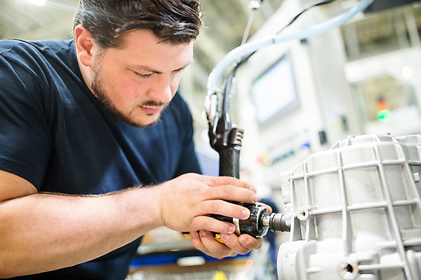 포토 JPG 서양인 응시 남자 산업 공장 공업 노동자 실내 한명 서기 들기 사람 상반신 20대 성인 옆모습 기계 작업 작업장 부속품 체코 성인남자한명만 자동차공장 국내포토 외국인 직업 1 시선 유럽 뷰포인트 모션 청년 내부 오브젝트 남자한명만 성인남자만 파일형식
