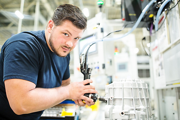 포토 JPG 서양인 응시 남자 산업 공장 공업 노동자 실내 한명 서기 들기 사람 상반신 20대 성인 옆모습 기계 작업 작업장 부속품 체코 성인남자한명만 자동차공장 국내포토 외국인 직업 1 시선 유럽 뷰포인트 모션 청년 내부 오브젝트 남자한명만 성인남자만 파일형식