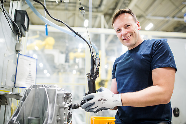 포토 JPG 서양인 외국인 응시 남자 산업 로우앵글 40대 중년 공장 공업 노동자 실내 한명 서기 미소 들기 사람 상반신 옆모습 기계 작업 작업장 부속품 체코 중년남자한명만 자동차공장 국내포토 직업 1 시선 유럽 뷰포인트 모션 표정 인종 성인 내부 오브젝트 남자한명만 중년남자만 파일형식