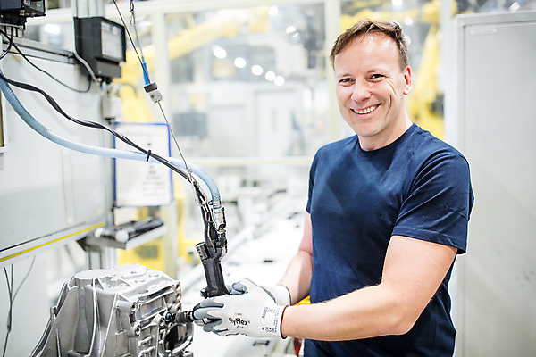 포토 JPG 서양인 외국인 응시 남자 산업 40대 중년 공장 공업 노동자 실내 한명 서기 들기 사람 상반신 앞모습 기계 작업 작업장 부속품 체코 중년남자한명만 자동차공장 국내포토 직업 1 시선 유럽 뷰포인트 모션 인종 성인 내부 오브젝트 남자한명만 중년남자만 파일형식