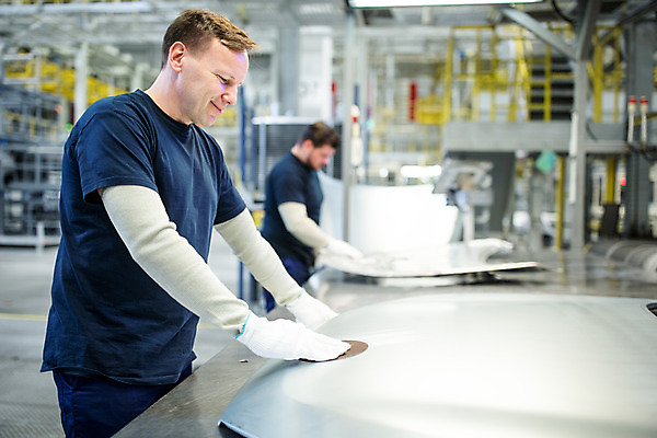 포토 JPG 서양인 외국인 응시 남자 산업 40대 중년 공장 공업 협력 노동자 실내 서기 들기 사람 상반신 20대 성인 두명 옆모습 아웃포커스 기계 작업 작업장 부속품 동료 체코 차량부품 보닛 남자만 자동차공장 국내포토 직업 시선 유럽 뷰포인트 관계 모션 자동차 촬영기법 인종 청년 내부 오브젝트 파일형식