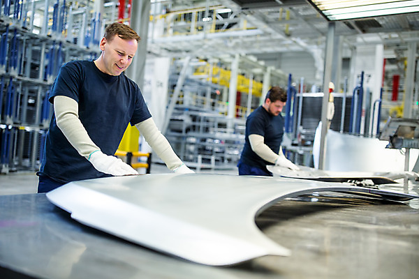 포토 JPG 서양인 외국인 응시 남자 산업 40대 중년 공장 공업 협력 노동자 실내 서기 사람 상반신 20대 성인 두명 옆모습 아웃포커스 기계 작업 작업장 부속품 동료 체코 차량부품 보닛 남자만 자동차공장 국내포토 직업 시선 유럽 뷰포인트 관계 모션 자동차 촬영기법 인종 청년 내부 오브젝트 파일형식