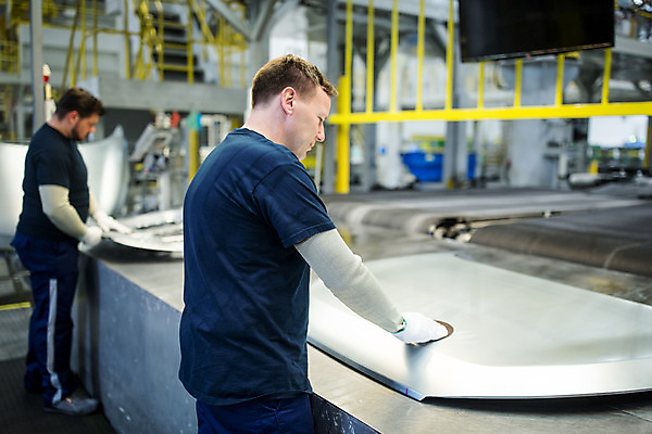 포토 JPG 전신 서양인 외국인 응시 남자 산업 40대 중년 공장 공업 협력 노동자 실내 서기 사람 상반신 20대 성인 두명 옆모습 뒷모습 기계 작업 작업장 부속품 동료 체코 차량부품 보닛 남자만 자동차공장 국내포토 직업 시선 유럽 뷰포인트 관계 모션 자동차 인종 청년 내부 오브젝트 파일형식